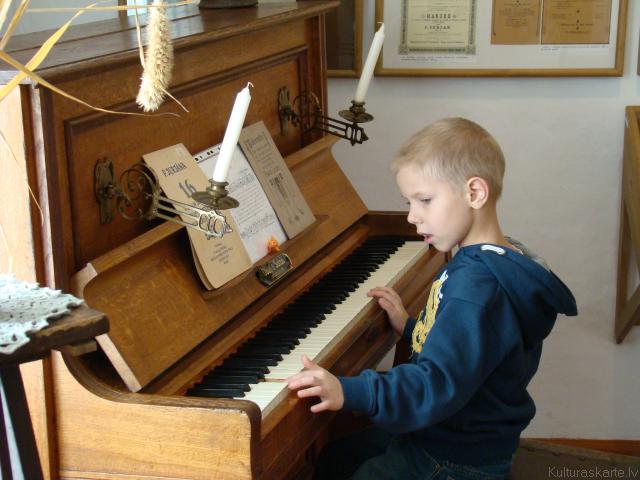 Jaunais pianists pie Andreja Jurjāna klavierēm